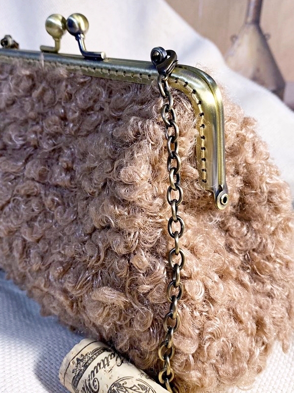 莫蘭迪毛海 手工經典口金包 