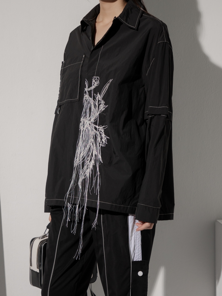 Common Comma｜Embrodiery Bug Removable Sleeve Black Shirt