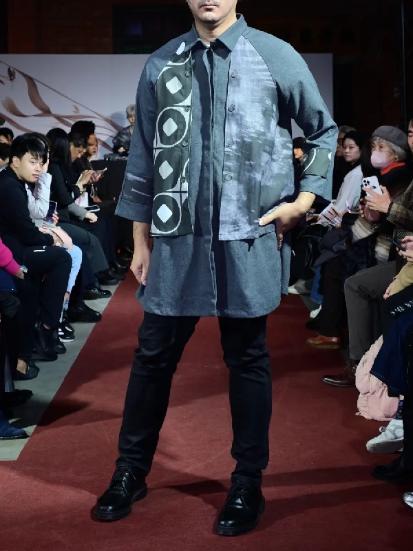 史博 x Kevin x CLA 新莽大泉五十銅範人流軌跡假兩件拼接長版上衣